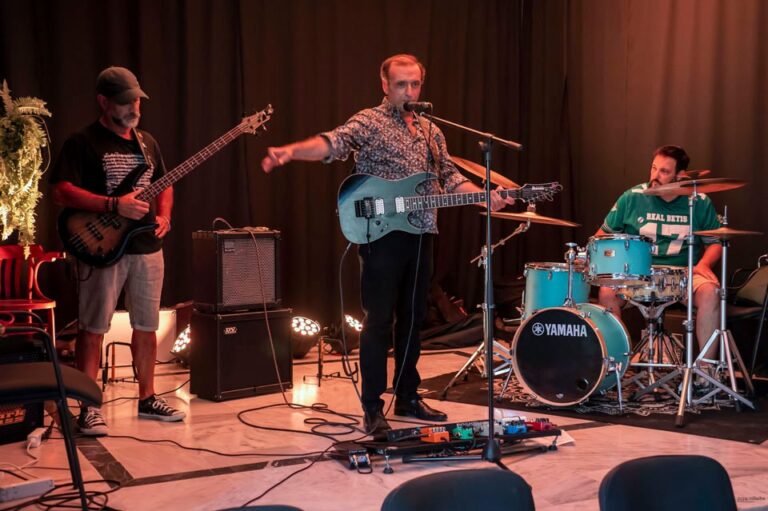 Mesa redonda musica rock 16